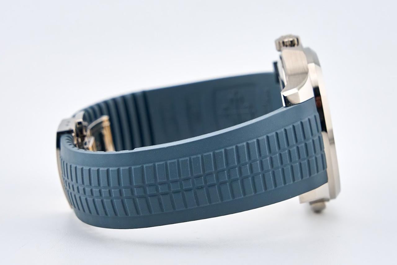 Patek Philippe Aquanaut Travel Time 5164G 40.8mm White Gold Blue Dial