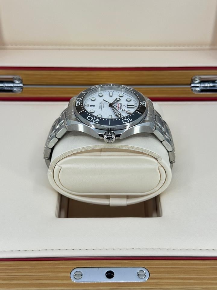 Omega Seamaster Diver 300M 210.30.42.20.04.001 White Dial Stainless Steel
