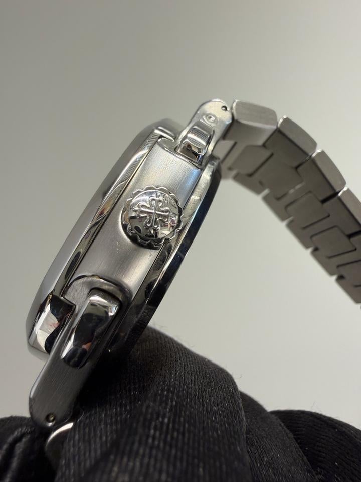 Patek Philippe Nautilus 5811/1G 41mm White Gold Blue Dial